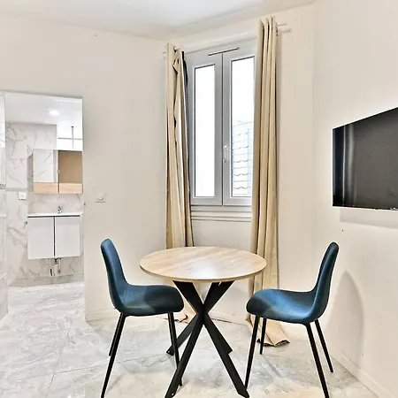 Spacieux Rez-de-chaussee Banlieue Paris- Ii